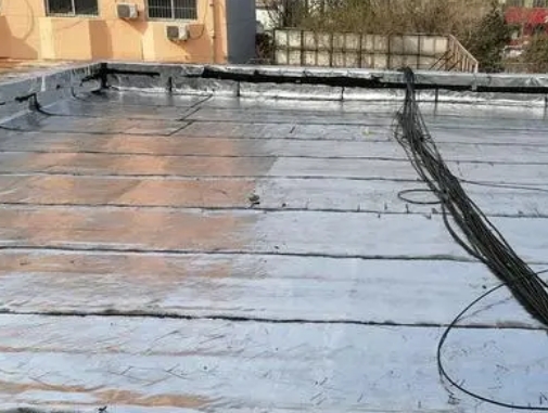 省直辖县级卫生间漏水维修公司分享下省直辖县级屋面楼顶防水刚性防水层施工要点。